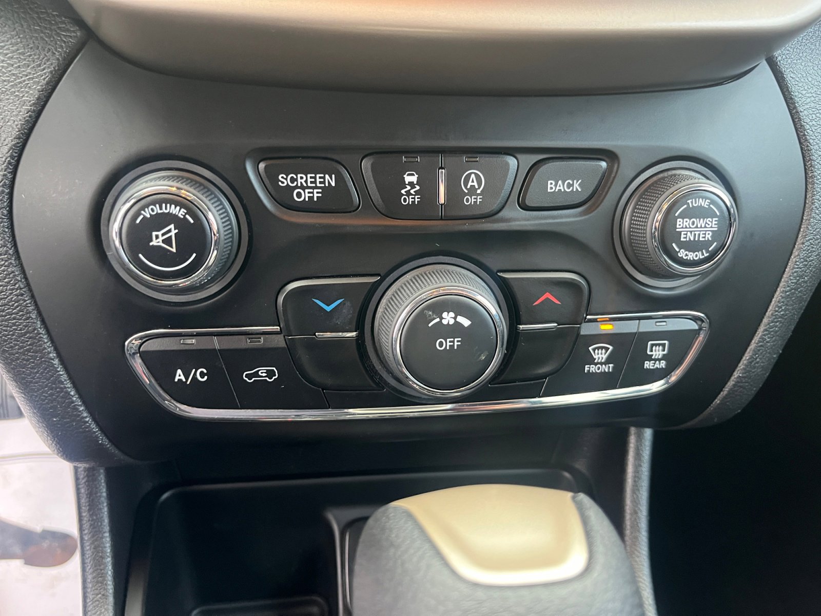 Used 2017 Jeep Cherokee Latitude w/ Safety/Convenience Group image 29