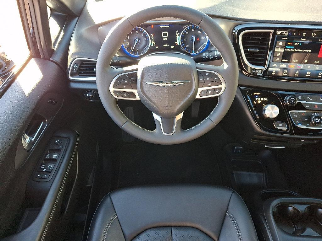 Certified 2026 Chrysler Pacifica Select FWD image 16