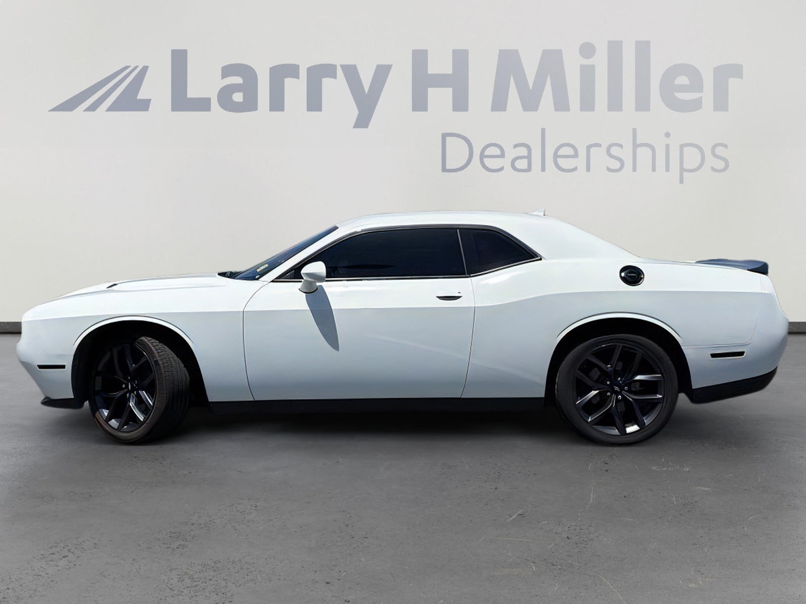 Used 2019 Dodge Challenger SXT w/ Blacktop Package RWD image 2