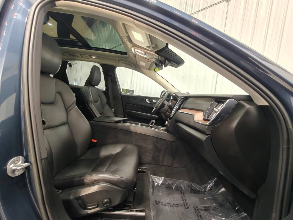 Used 2023 Volvo XC60 B5 Plus AWD/4WD image 24