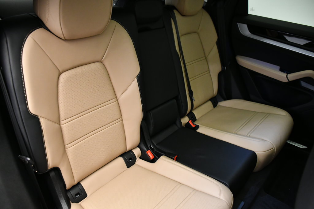 Certified 2025 Porsche Cayenne E-Hybrid Coupe AWD/4WD image 57