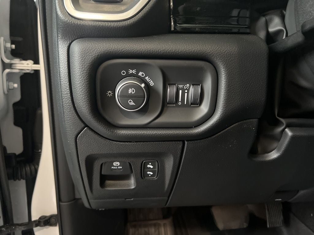 New 2026 RAM 1500 Laramie AWD/4WD image 11