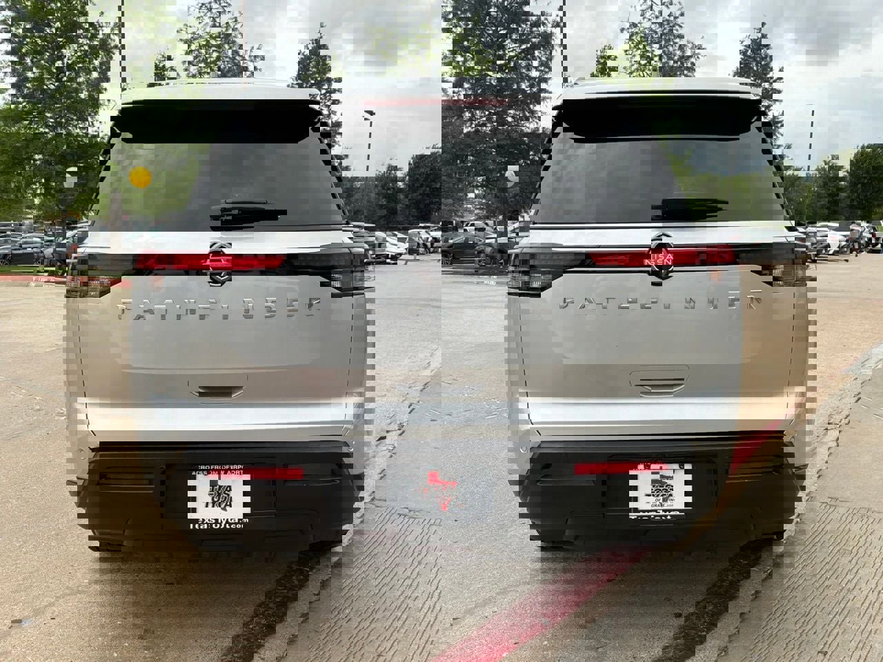 Used 2025 Nissan Pathfinder SV image 7