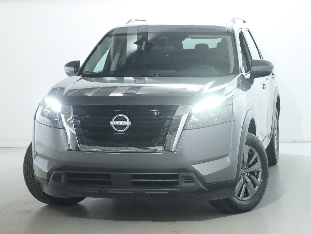 Used 2025 Nissan Pathfinder SV image 3
