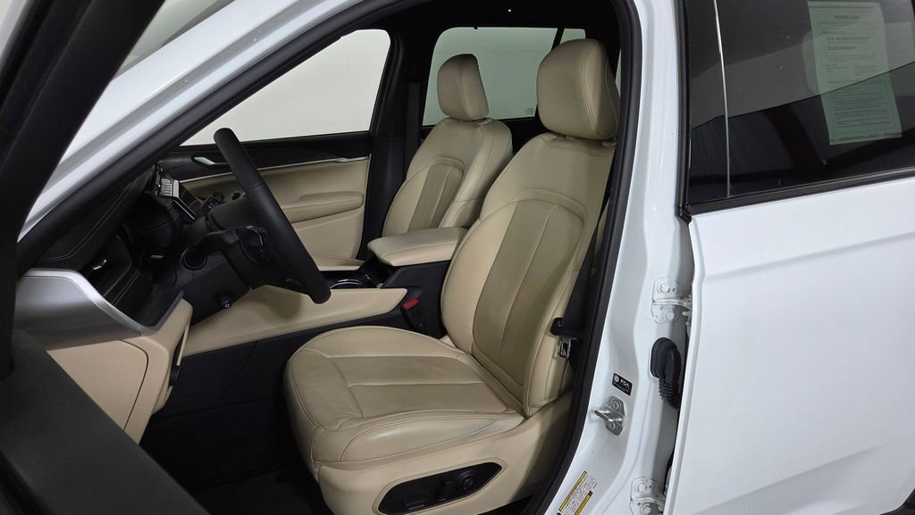 Used 2023 Jeep Grand Cherokee Limited w/ Luxury Tech Group II image 15