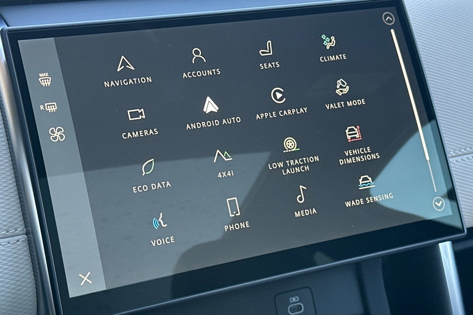 Certified 2025 Land Rover Discovery Sport Dynamic SE image 23