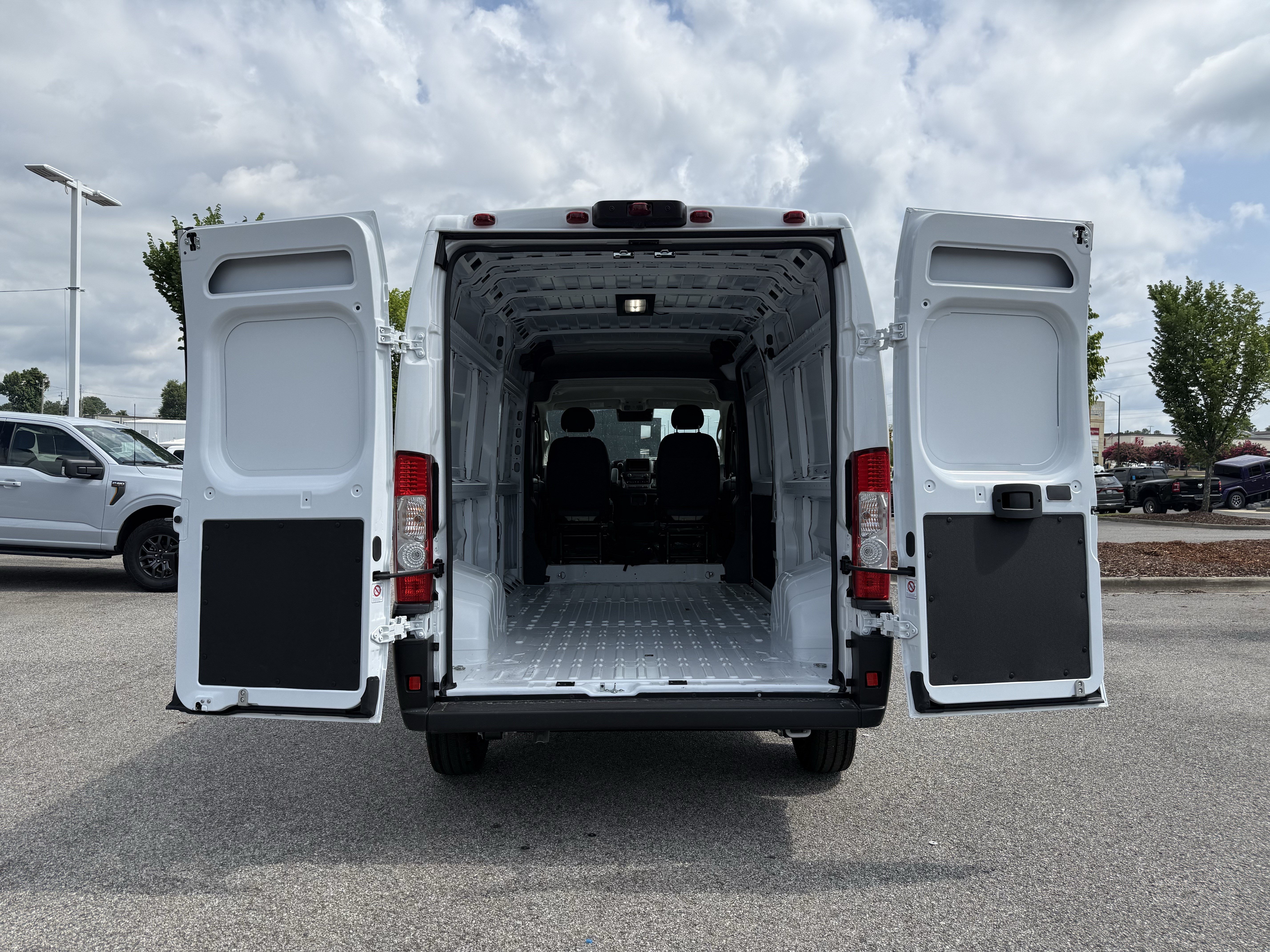 New 2026 RAM ProMaster 2500 w/ Convenience Group FWD image 28