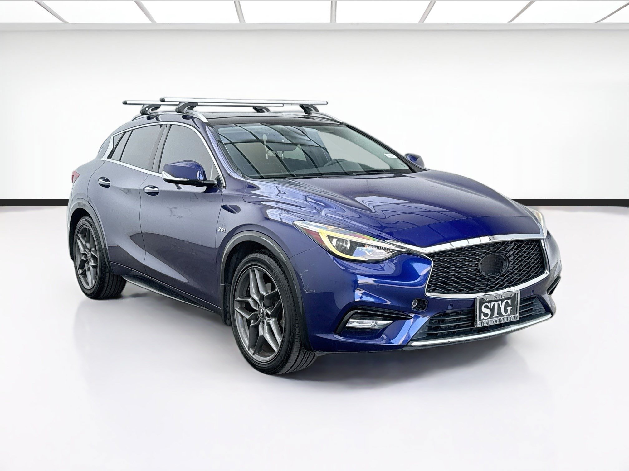 Used 2018 INFINITI QX30 Premium w/ Navigation Package FWD image 3