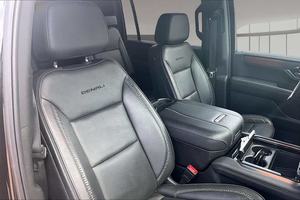 Used 2025 GMC Yukon XL Denali AWD/4WD image 7