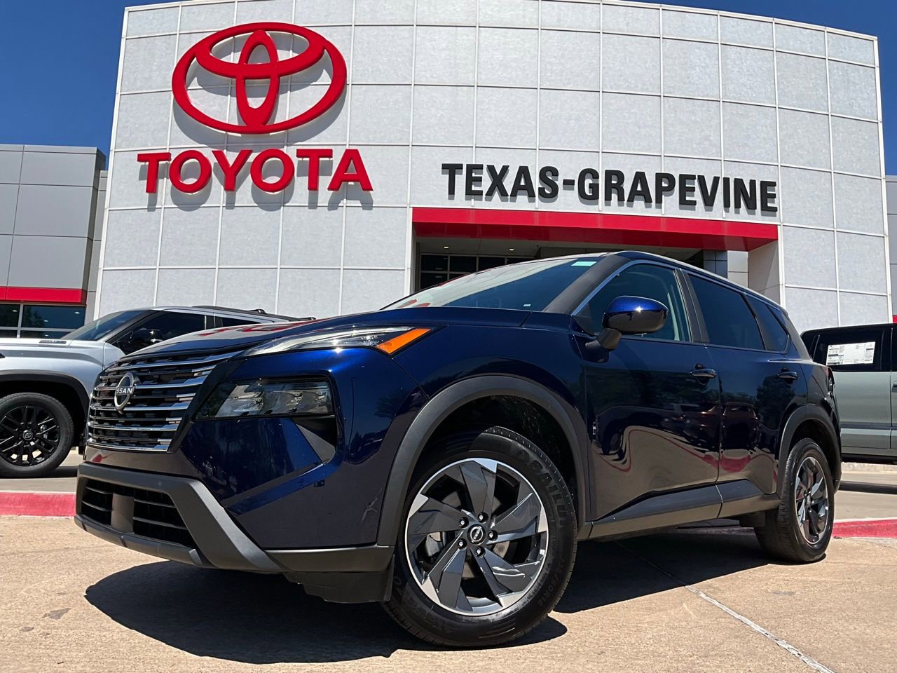 Used 2025 Nissan Rogue SV FWD image 2
