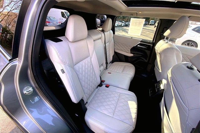 Used 2023 Mitsubishi Outlander SEL image 16