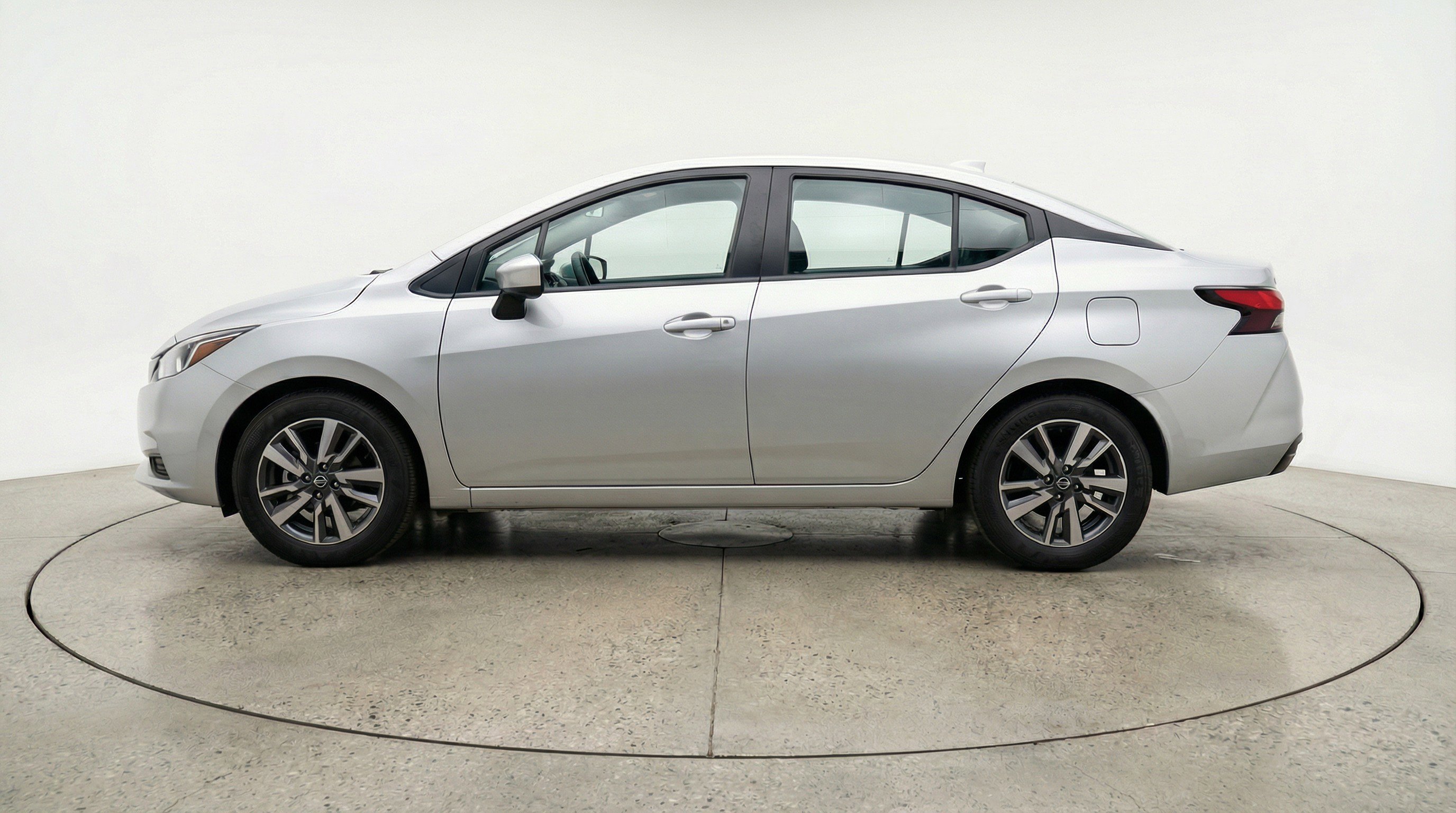 Used 2025 Nissan Versa SV image 5