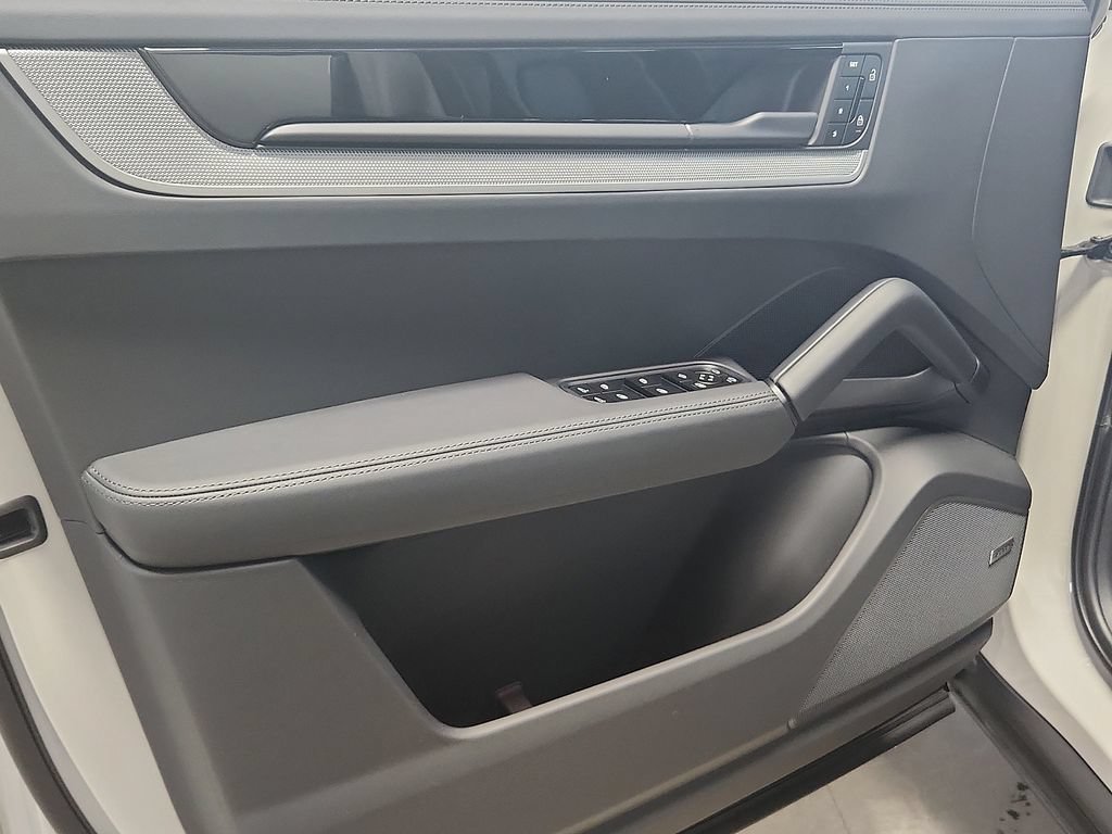New 2026 Porsche Cayenne Coupe AWD/4WD image 13