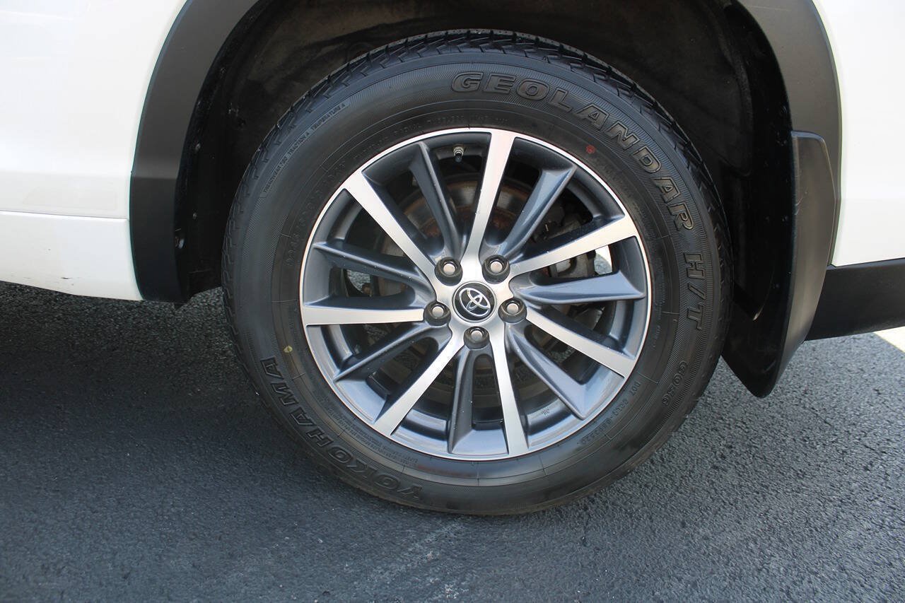 Used 2018 Toyota Highlander XLE AWD/4WD image 12