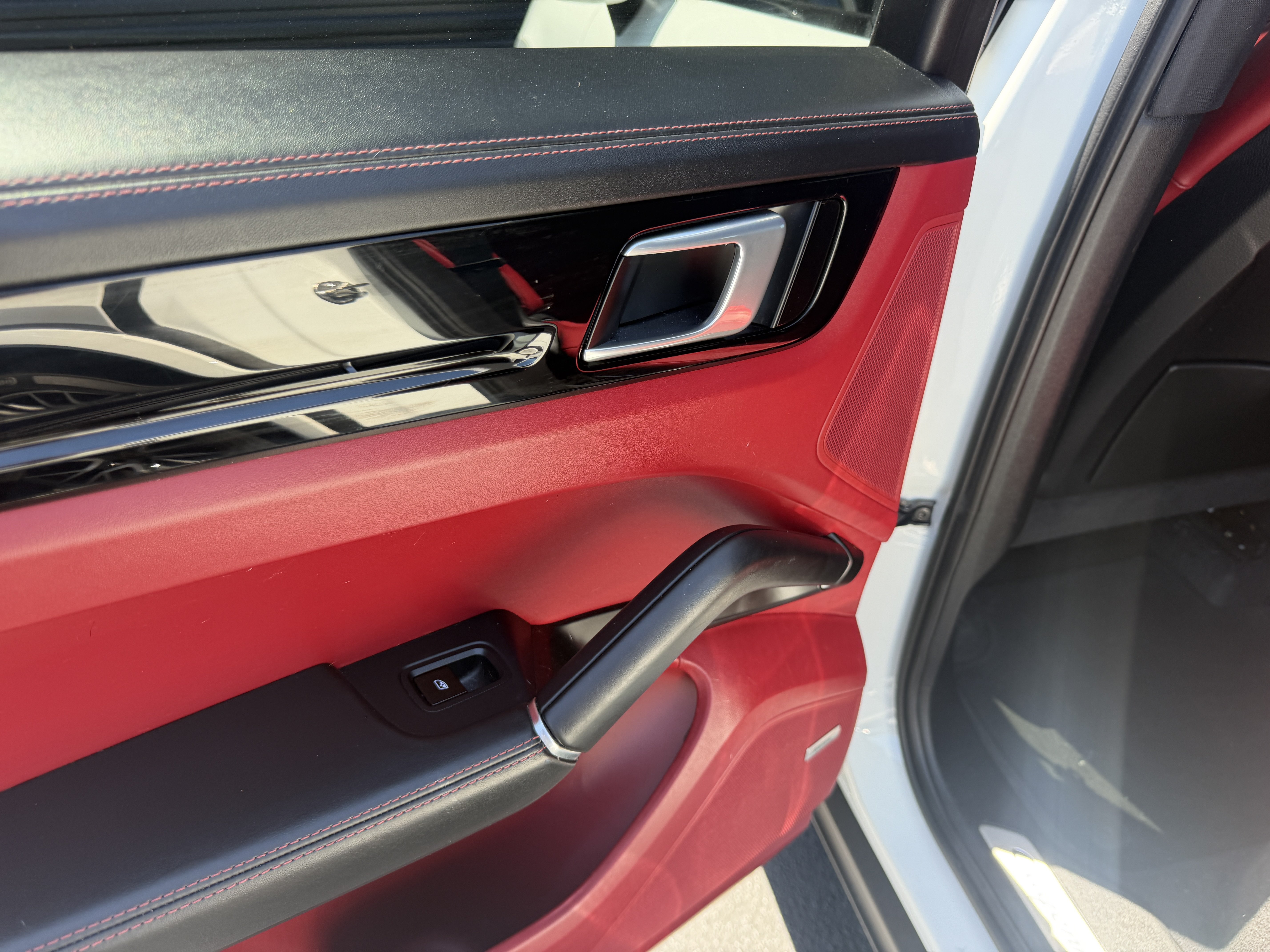 Certified 2021 Porsche Cayenne E-Hybrid AWD/4WD image 24