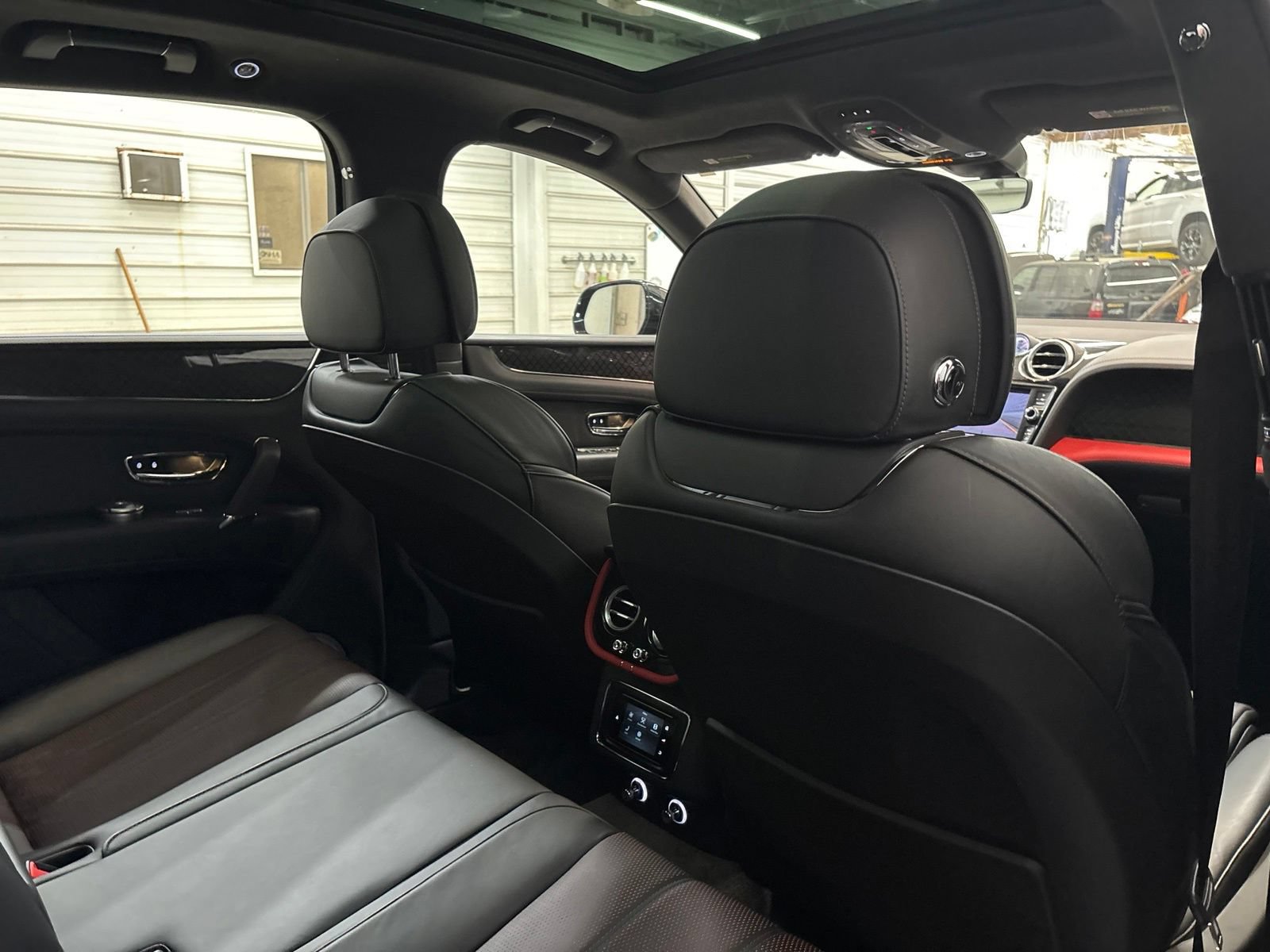 Used 2020 Bentley Bentayga AWD/4WD image 31