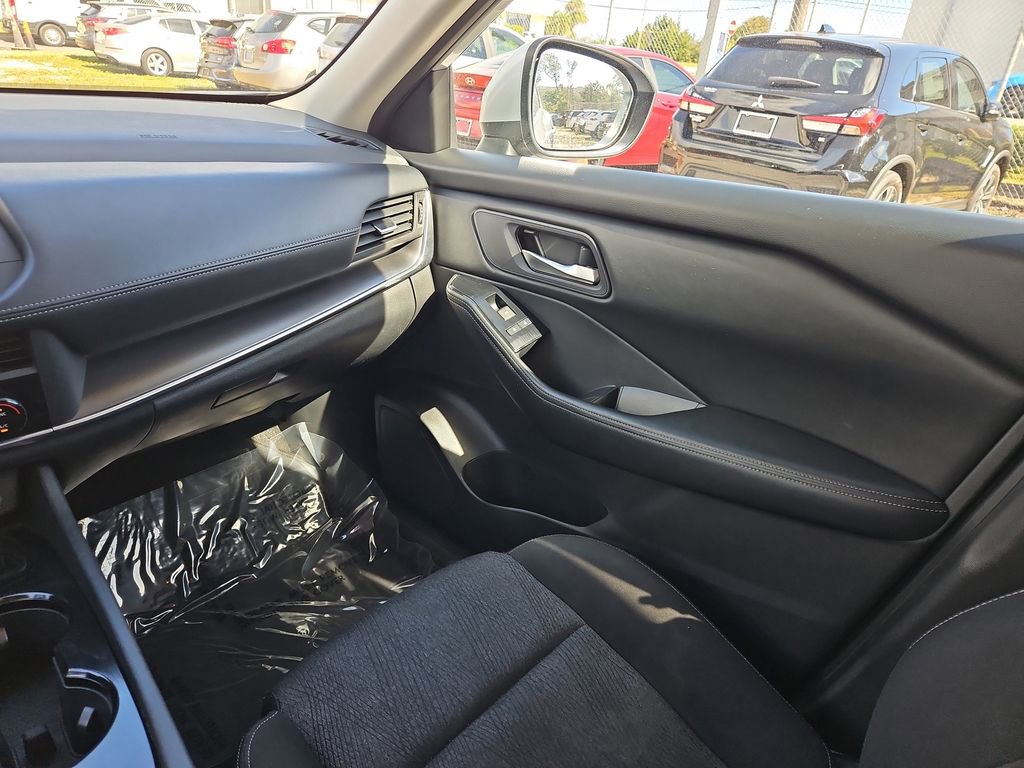 Used 2024 Nissan Rogue SV image 12