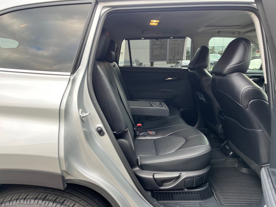 Used 2022 Toyota Highlander XLE AWD/4WD image 29