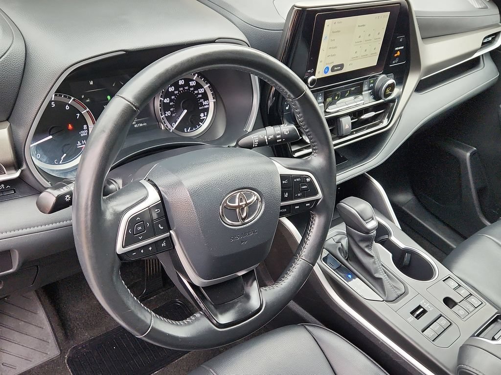 Used 2024 Toyota Highlander XLE AWD/4WD image 8
