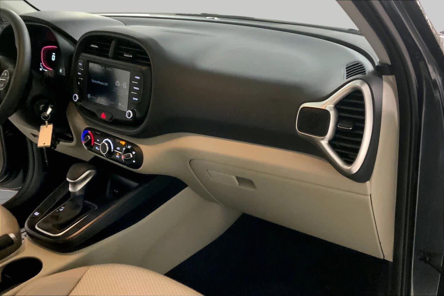Used 2025 Kia Soul LX w/ LX Technology Package FWD image 18