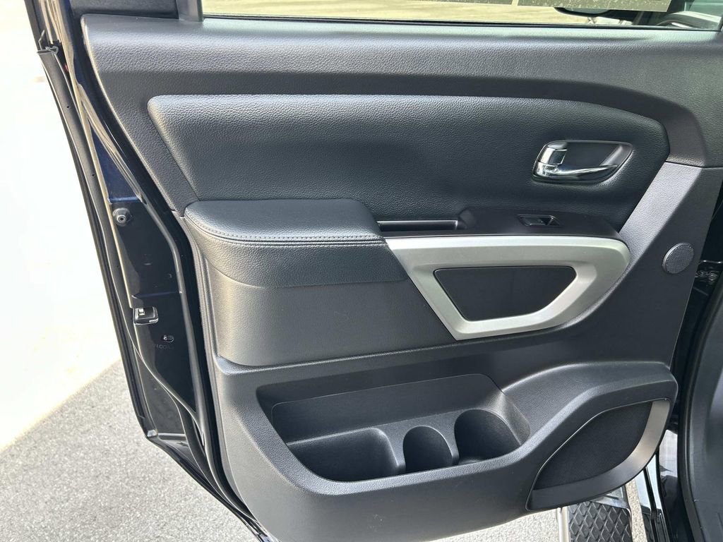 Used 2020 Nissan Titan SL image 23