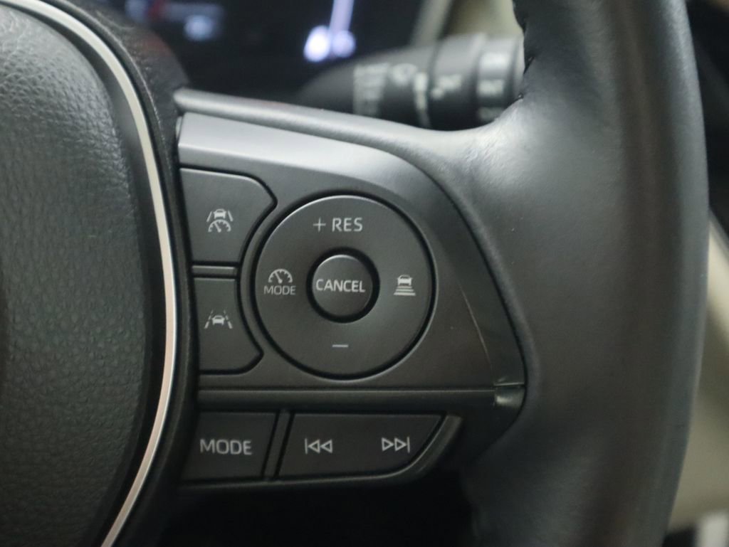 Used 2023 Toyota Corolla Cross XLE image 12