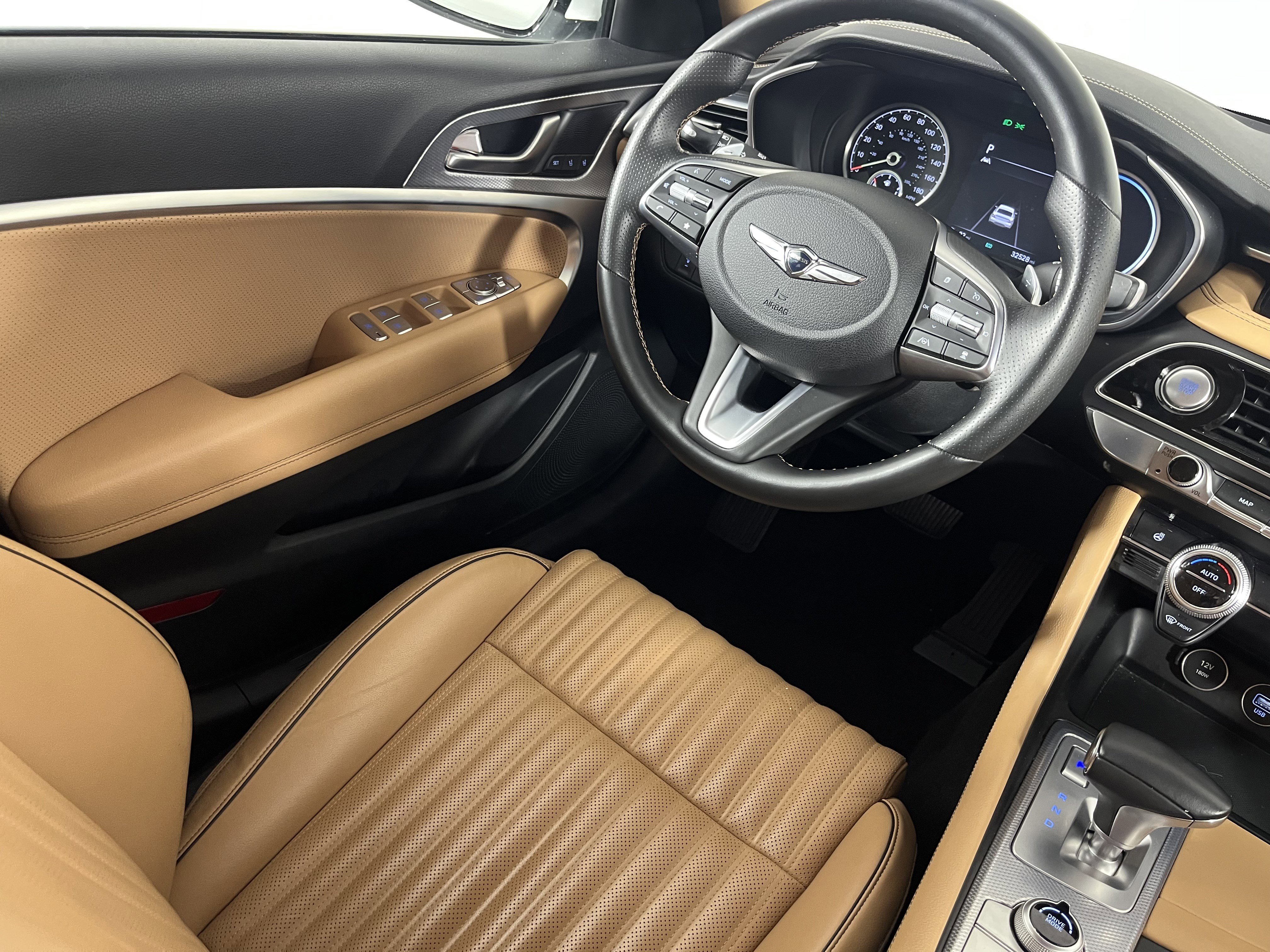 Used 2022 Genesis G70 3.3T image 9