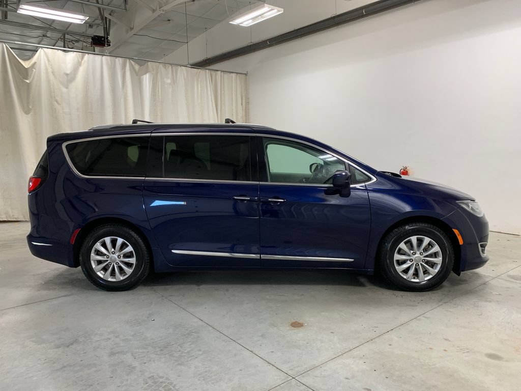 Used 2018 Chrysler Pacifica Touring-L FWD image 11
