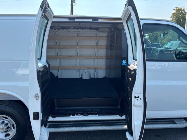 Used 2025 Chevrolet Express 2500 w/ Driver Convenience Package RWD image 27