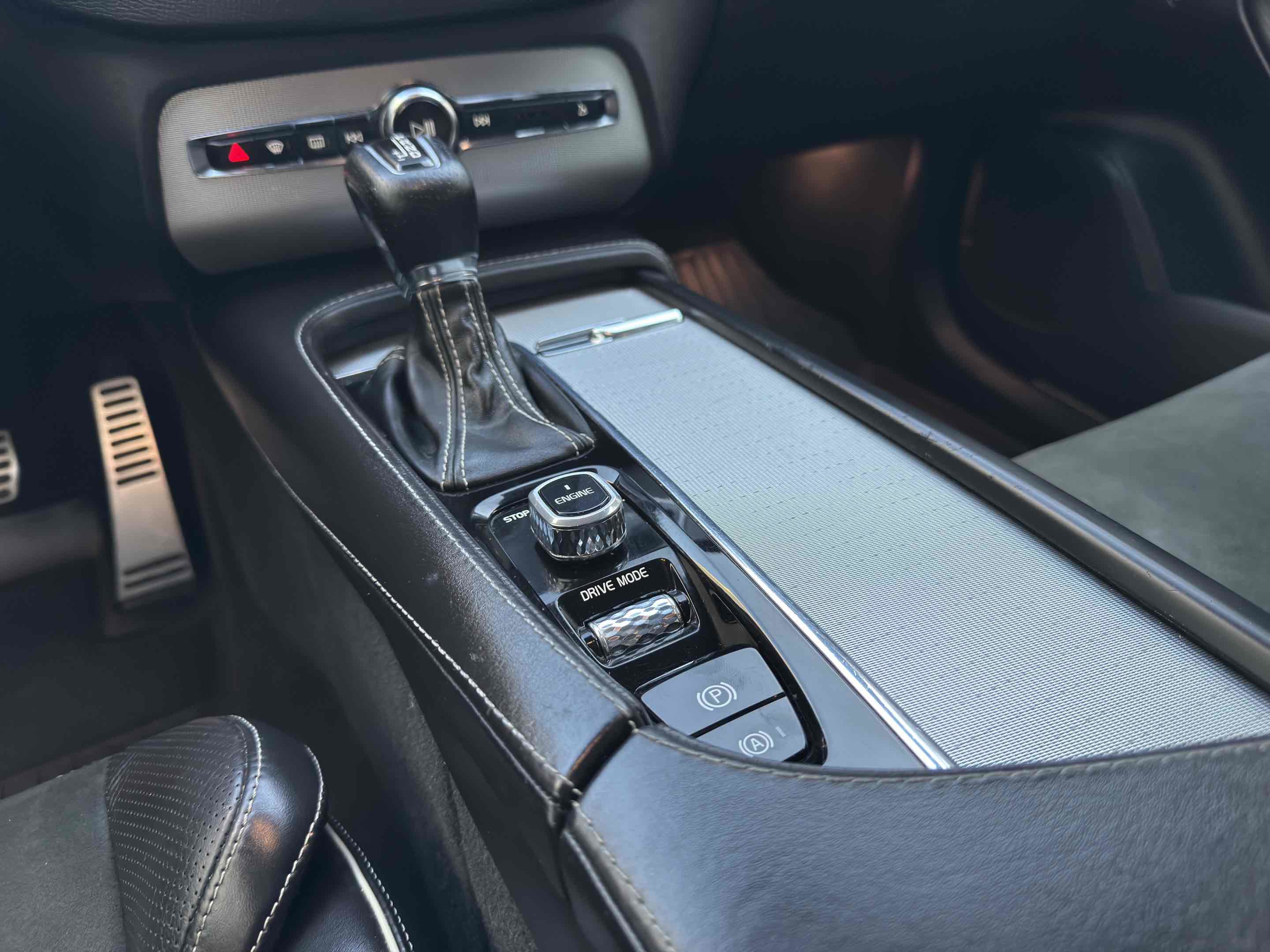 Used 2016 Volvo XC90 T6 R-Design w/ Vision Package image 40