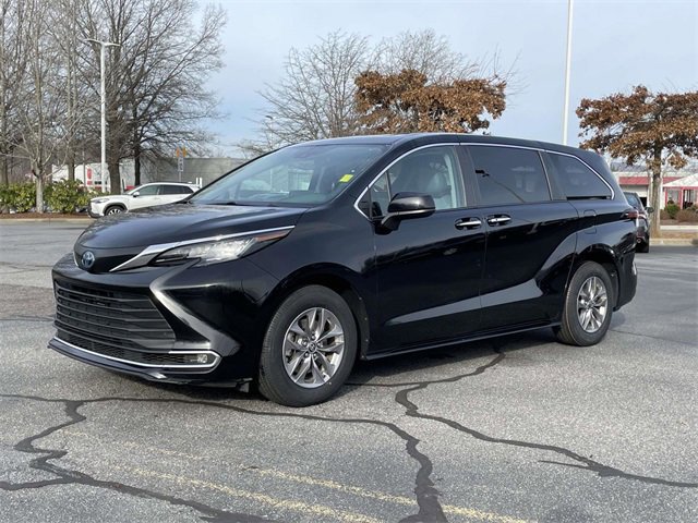 Used 2022 Toyota Sienna XLE image 1