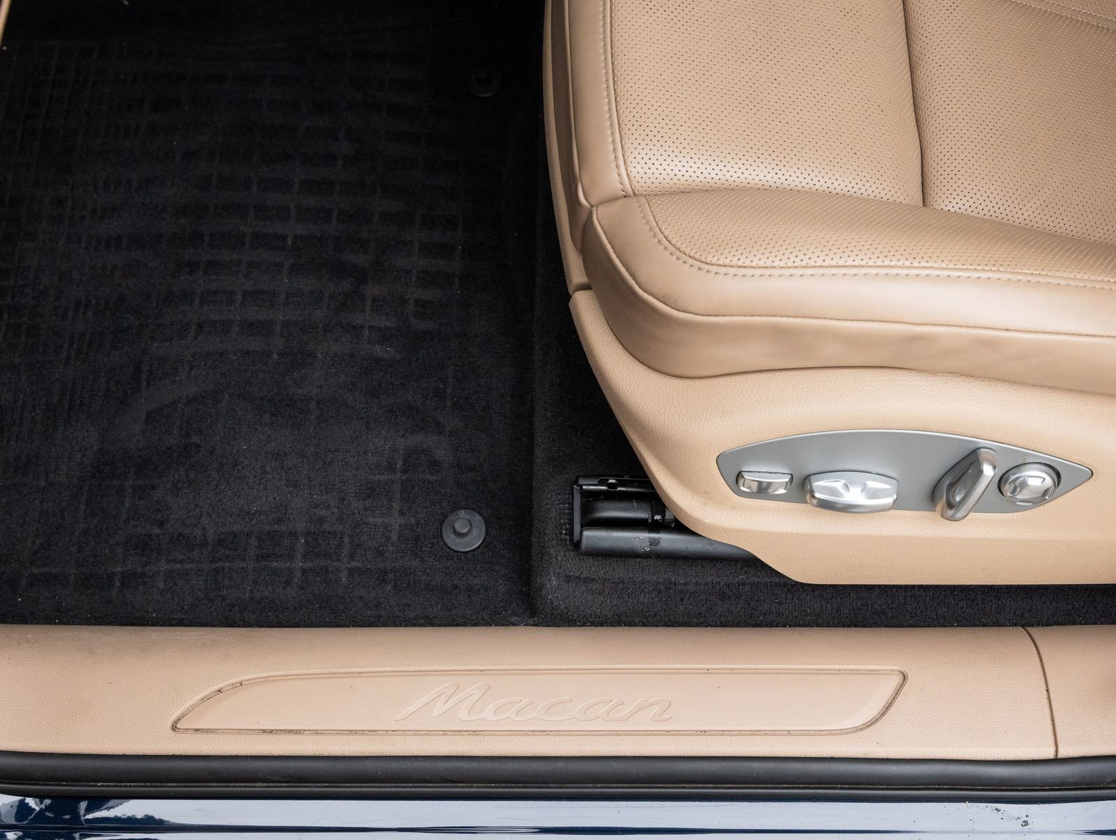 Certified 2023 Porsche Macan AWD/4WD image 20