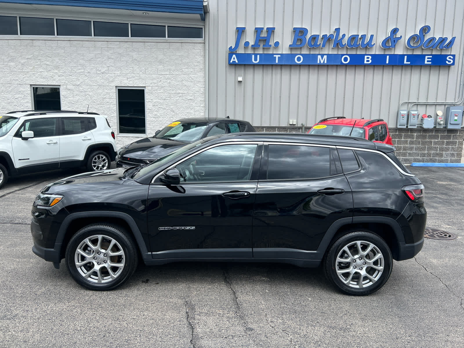Used 2022 Jeep Compass Latitude w/ Sun and Sound Group AWD/4WD image 7