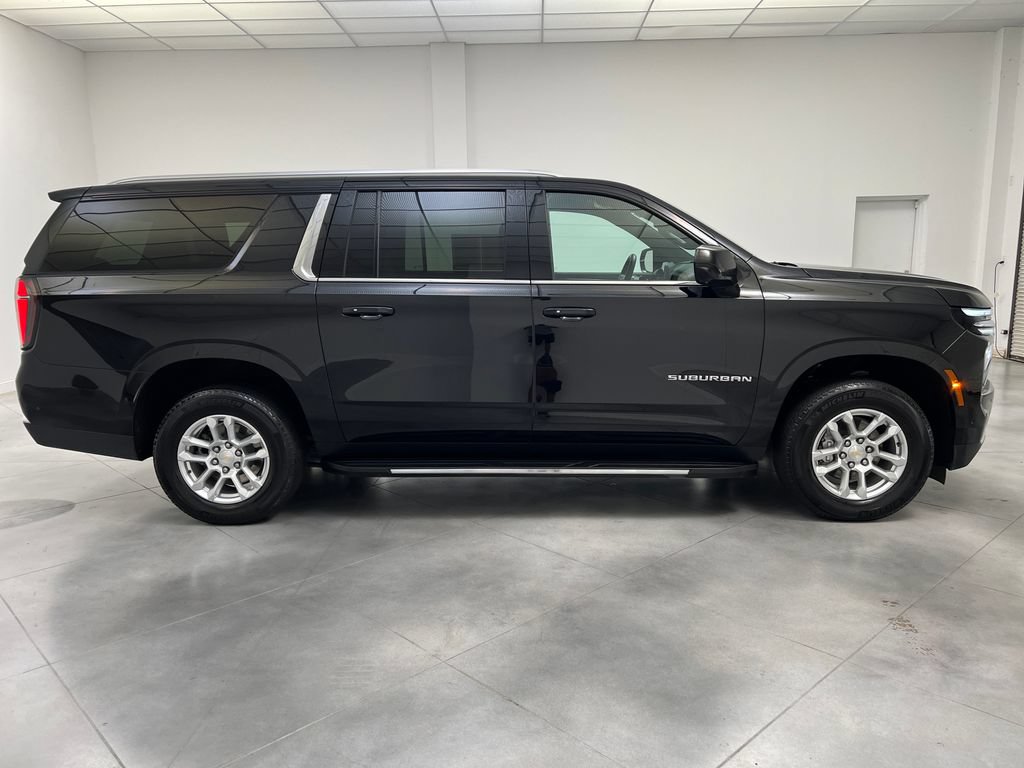 Used 2025 Chevrolet Suburban LT RWD image 10