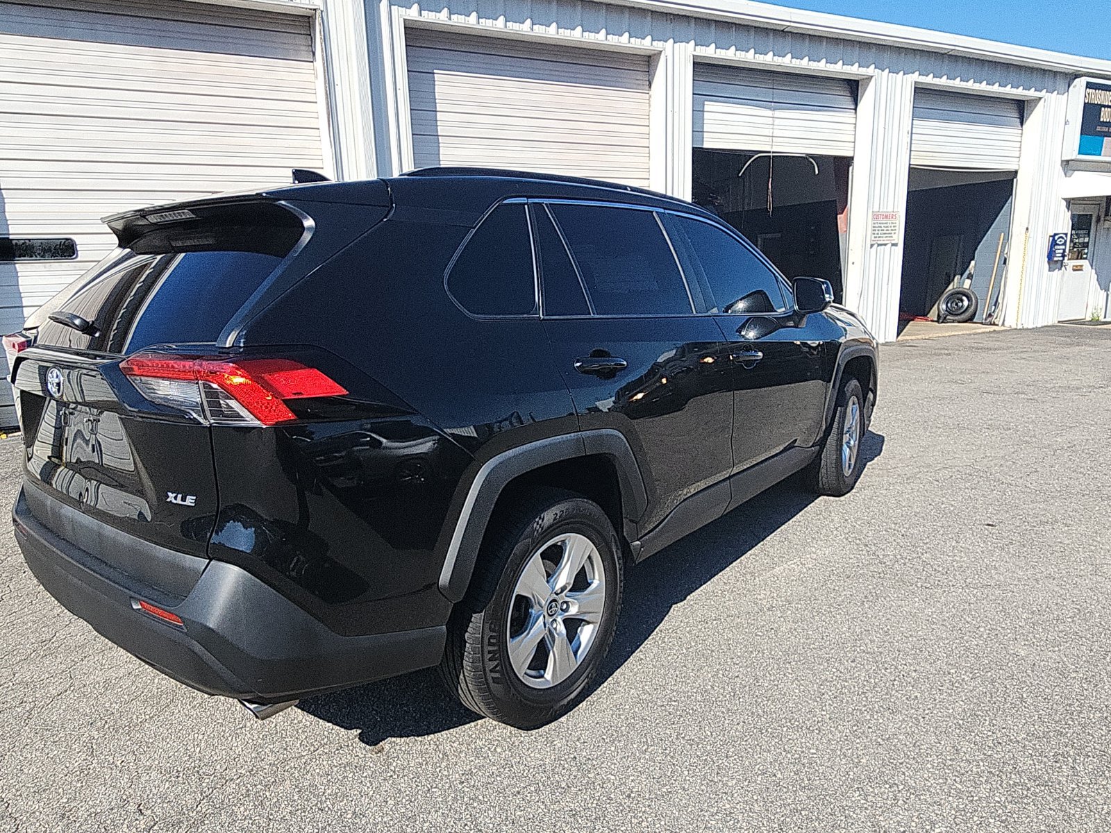 Used 2021 Toyota RAV4 XLE FWD image 5