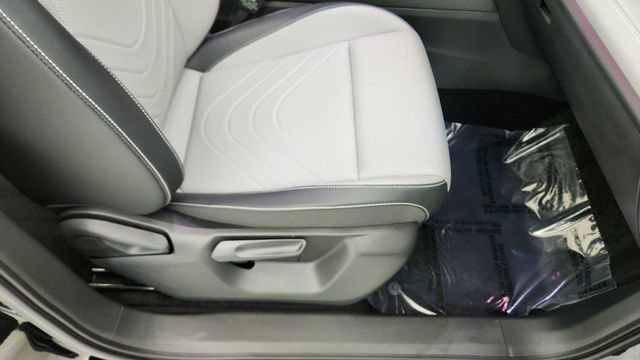 Used 2025 Volkswagen Tiguan SE R-Line image 22