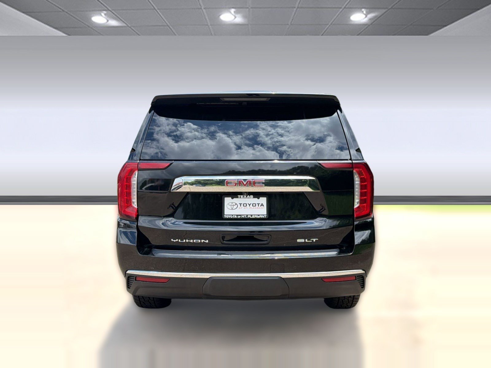 Used 2023 GMC Yukon SLT w/ SLT Luxury Package AWD/4WD image 10