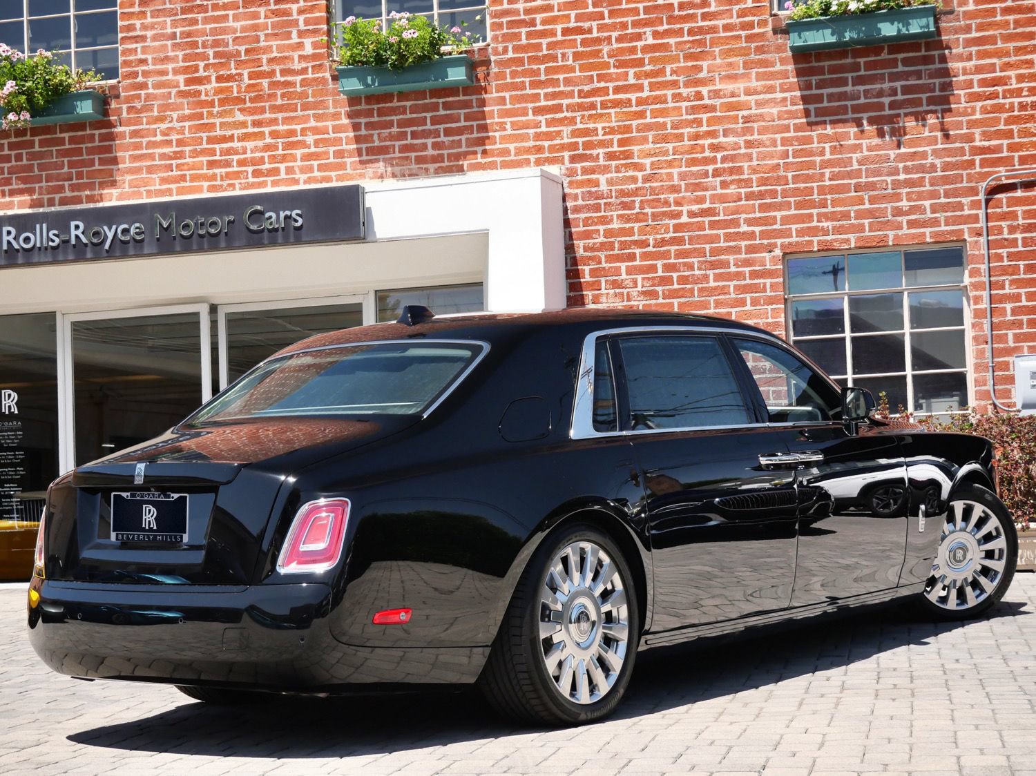 Used 2022 Rolls-Royce Phantom Extended Wheelbase w/ The Phantom Package RWD image 2