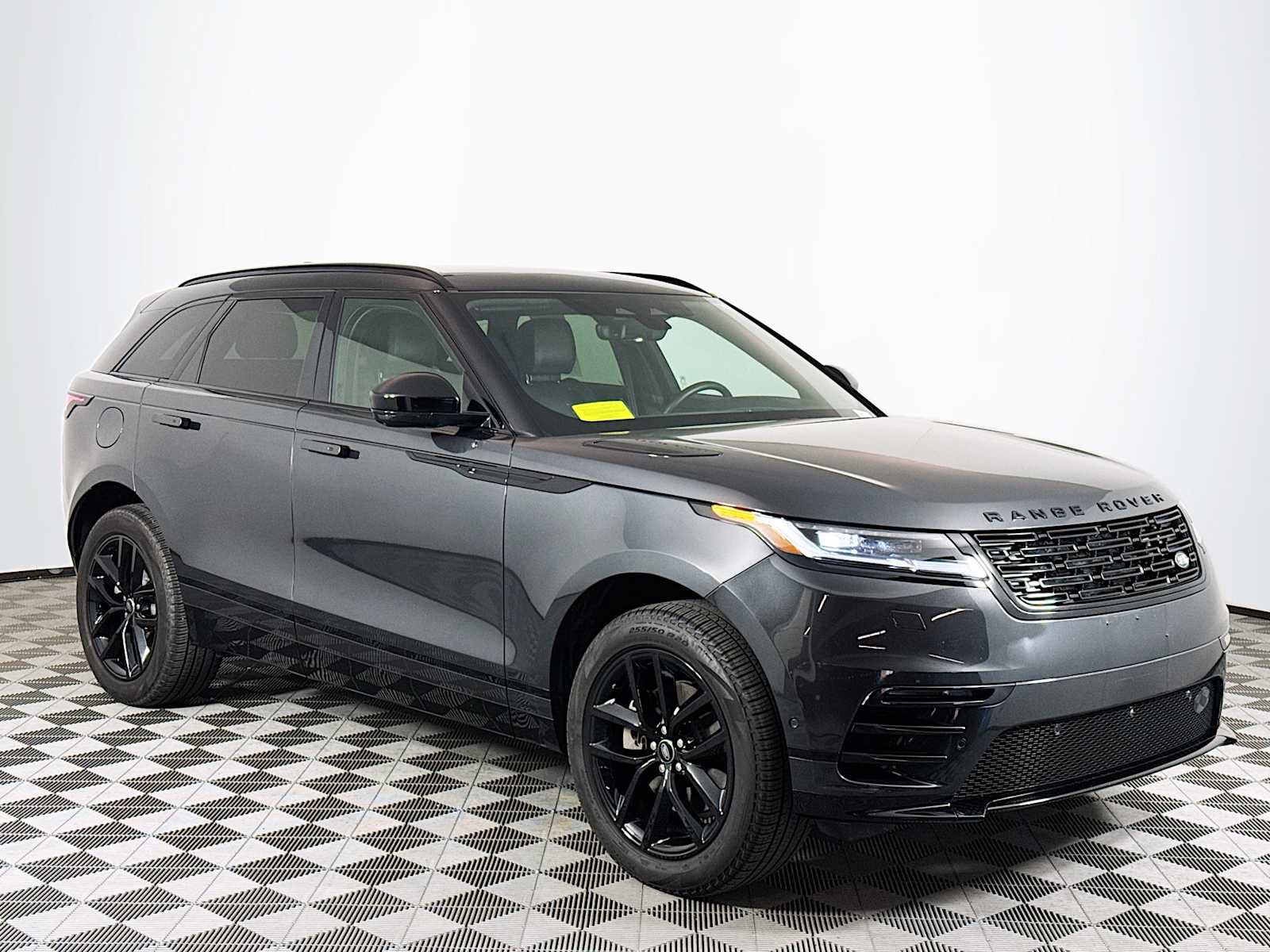 Used 2025 Land Rover Range Rover Velar Dynamic SE image 3