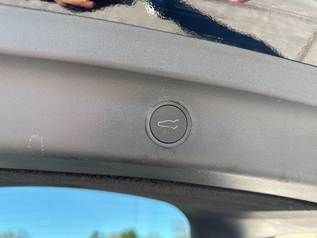 Used 2025 Tesla Model Y Long Range RWD image 32