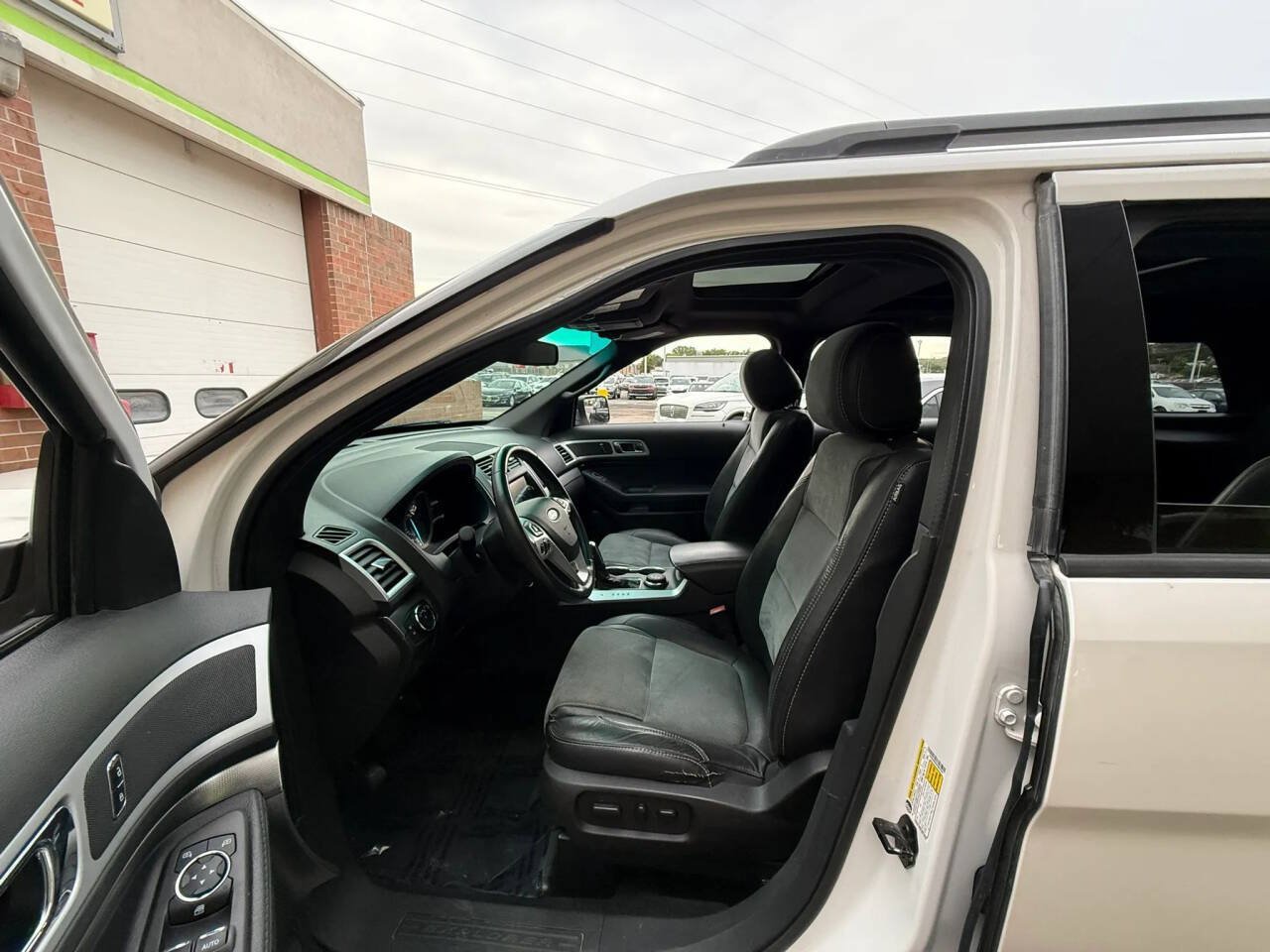 Used 2015 Ford Explorer XLT w/ Equipment Group 202B AWD/4WD image 12