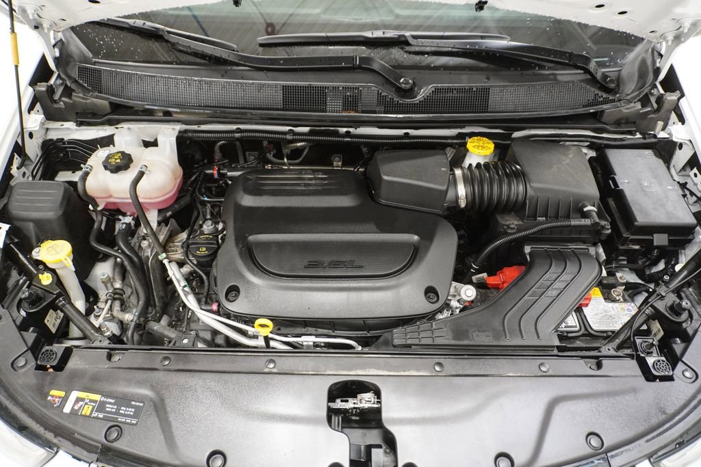 Used 2025 Chrysler Pacifica Select image 5