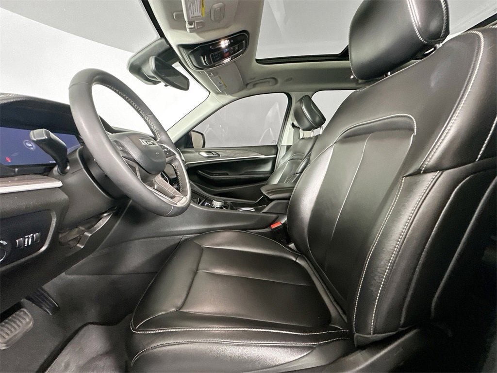 Used 2024 Jeep Grand Cherokee Limited w/ Black Appearance Package image 15