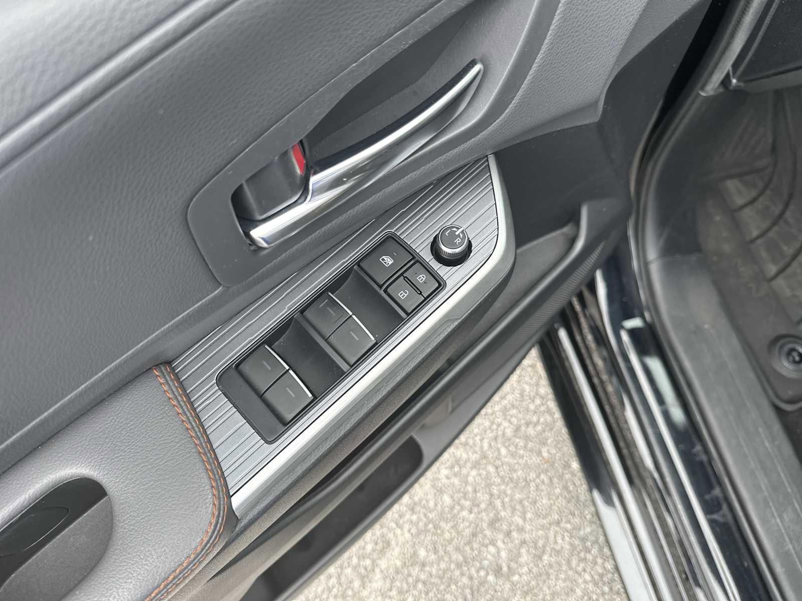 Used 2022 Toyota Sienna XSE FWD image 17