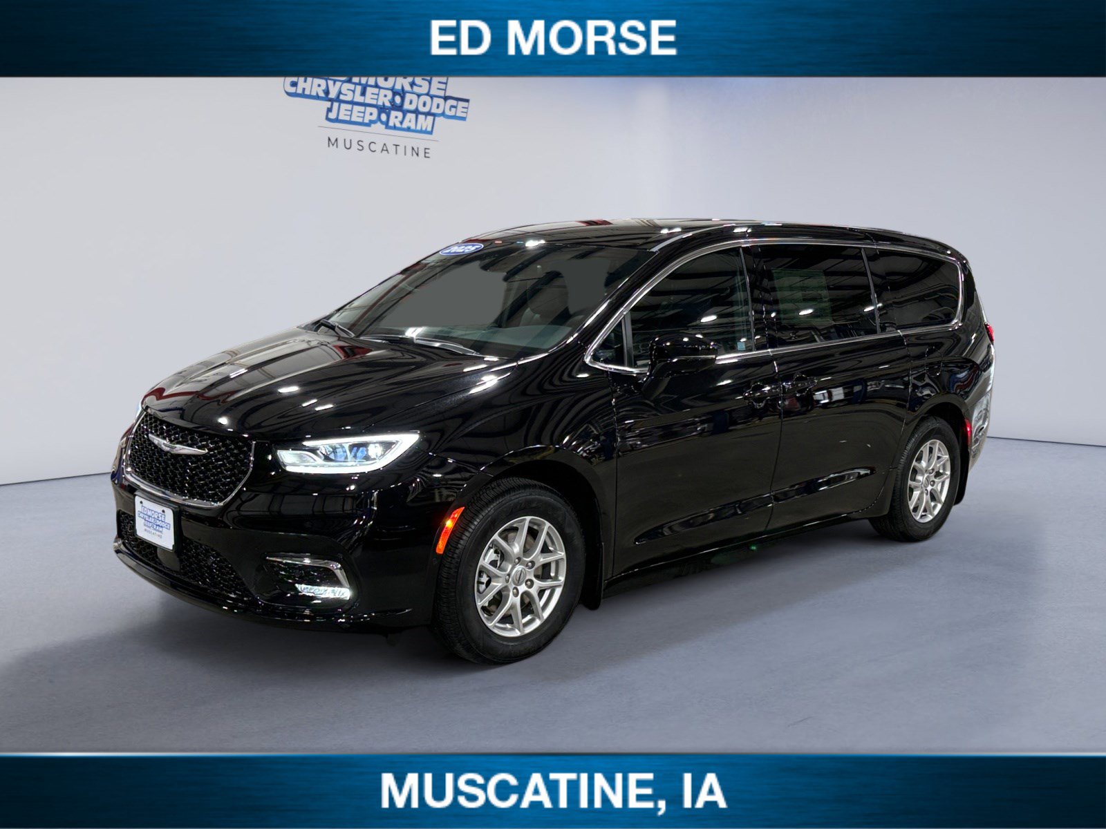 New 2025 Chrysler Pacifica Select w/ Uconnect Theater Family Group