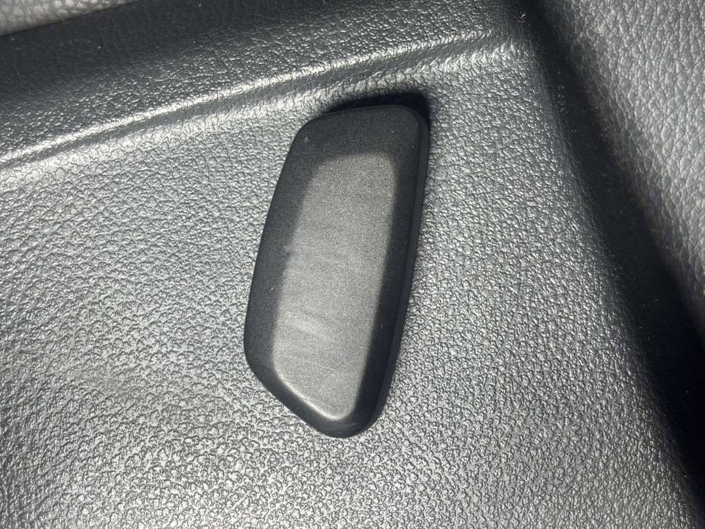 Used 2011 Volkswagen Tiguan S image 29