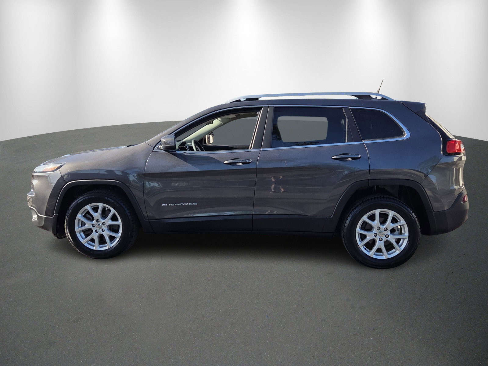 Used 2018 Jeep Cherokee Latitude Plus w/ Comfort/Convenience Group FWD image 4