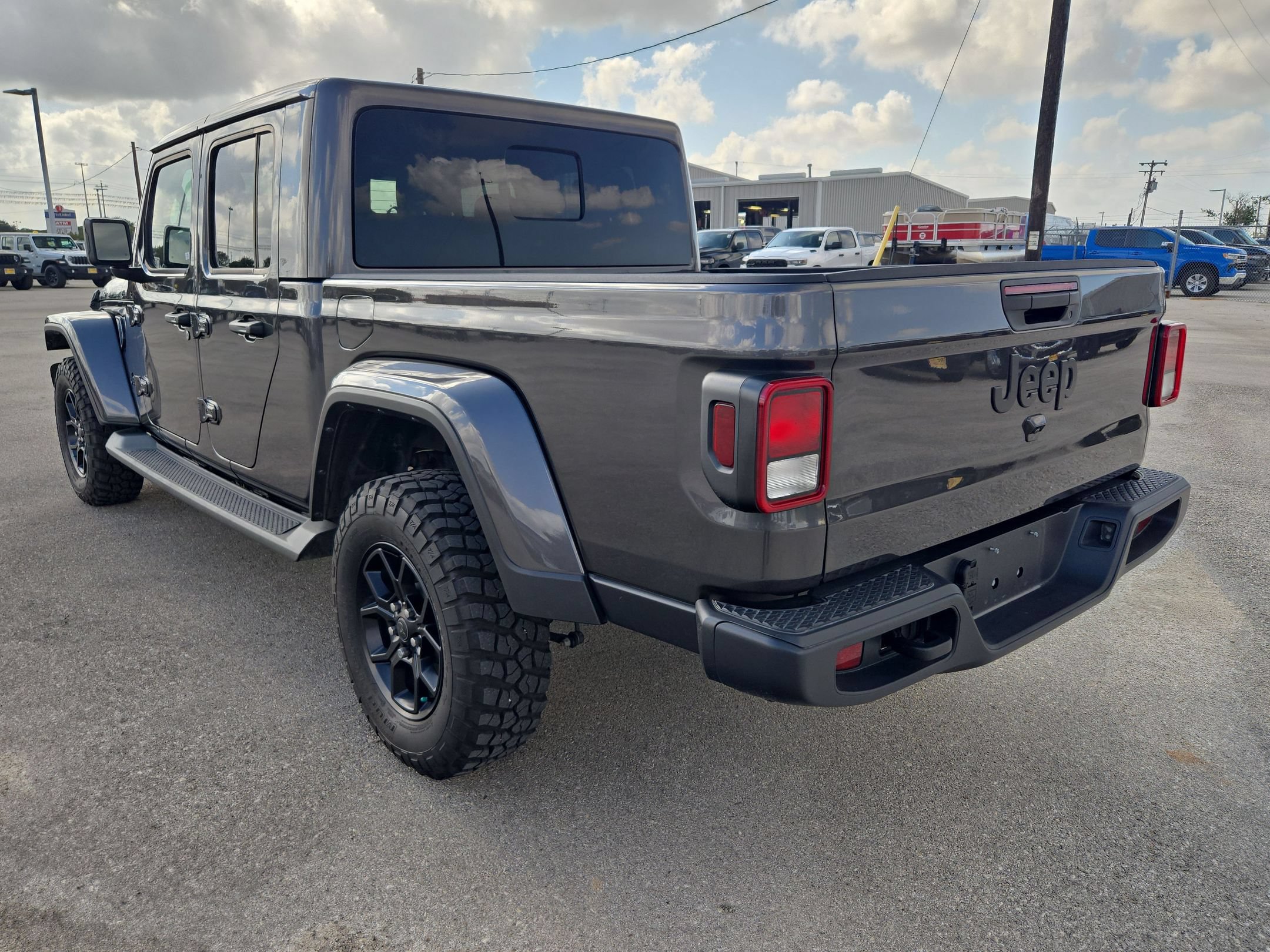 Used 2025 Jeep Gladiator Sport AWD/4WD image 5