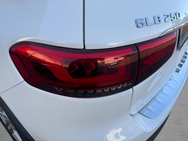 Used 2022 Mercedes-Benz GLB 250 w/ Premium Package Lite image 32