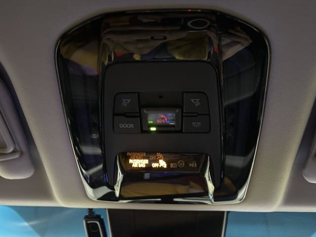 Used 2023 Toyota Venza LE image 16